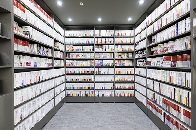 壁際に作られた「探求の洞窟」。書斎のように囲まれた空間につい引き込まれる　Ⓒ文藝春秋