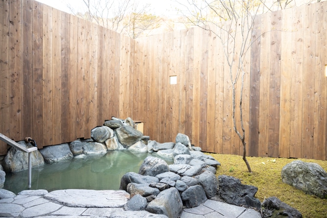 風情ある景観のなか、源泉掛け流しが楽しめる露天風呂。