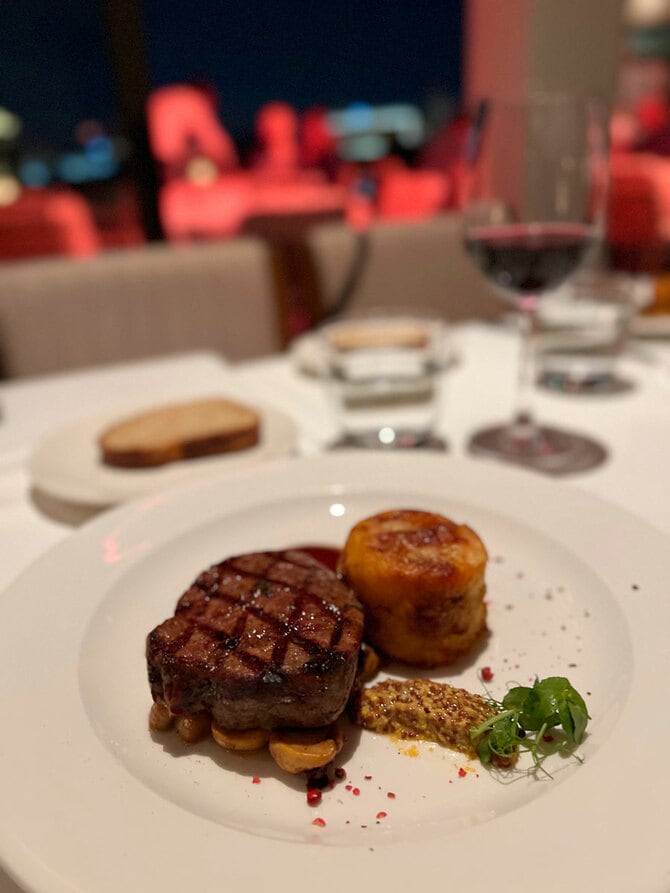 マッシュルームシチューの上に載ったビーフテンダーロインのグリルとローストポテト。火入れの具合がちょうどよく、柔らかくて美味しい。