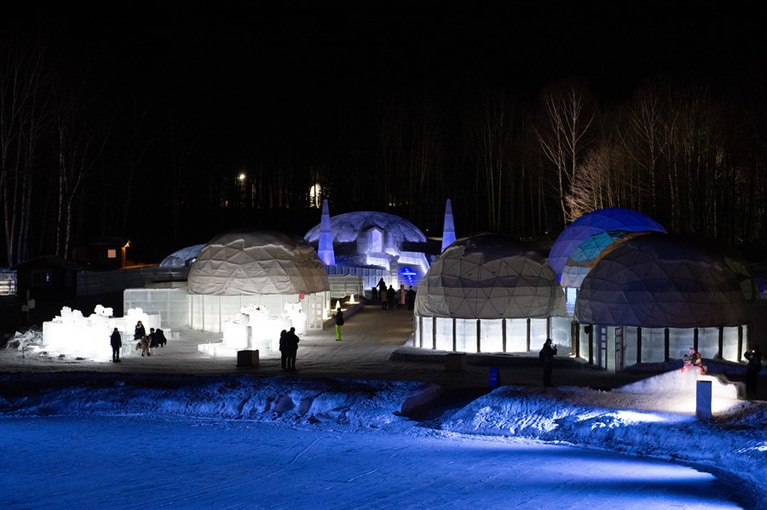 ようこそ、氷の街へ。寒さを忘れてしまう美しい空間を楽しんで。