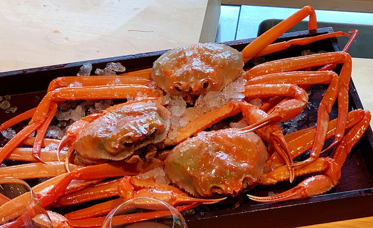 朝獲れの紅ズワイガニ。まだ動いている！