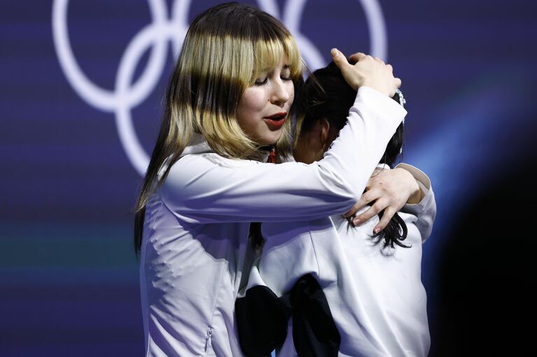 ミラノ五輪で中井亜美を“ハグ”　©JMPA