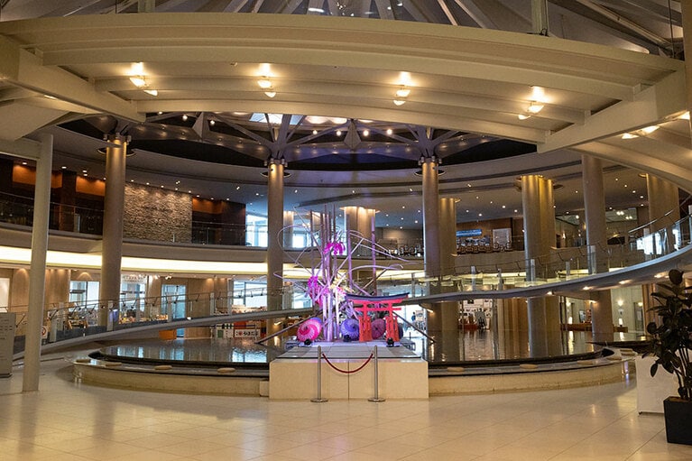 ホテルに入ると噴水の中に宮島の鳥居を模したモニュメントが。