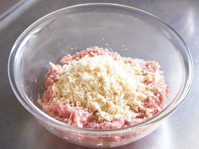 ボウルに鶏ひき肉、豚ひき肉、下味調味料を入れ、よく練る。すりおろした高野豆腐を入れ、さらに混ぜ合わせる。
