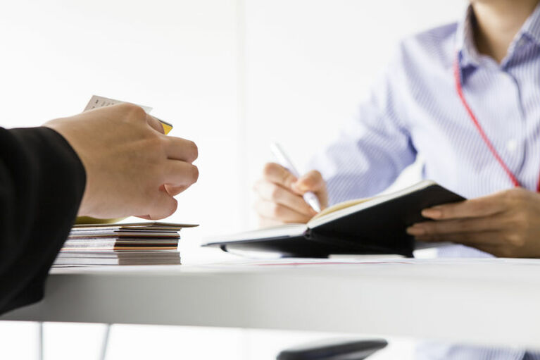 褒めるときは人前で、が岡島さんのルール。 ©sheeler, 123RF