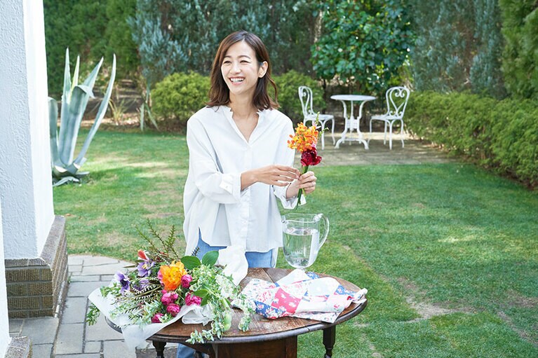 「イギリスでは現地の人たちの自然あふれる暮らし方、花と人との距離の近さを実感することができ、東京もこんな街になればいいな、と思いました」 ティータオル2枚セット パッチワーク 2,400円、ティータオル2枚セット クライミングブロッサム 2,400円(ともに税抜)。