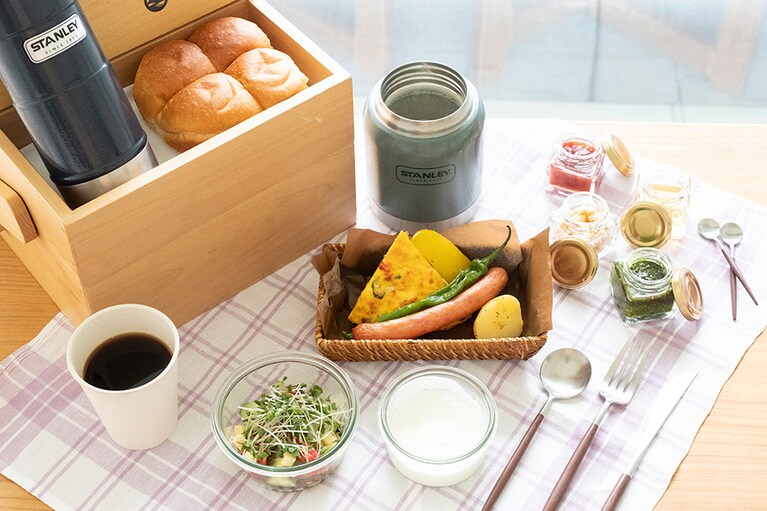 モーニングボックスの中身は、スキレットで焼き上げたスパニッシュオムレツ、ダッチオーブンで焼いたパン、グリル料理など。保温ポットにスープが入っているのも、グランピング気分を盛り上げてくれる。