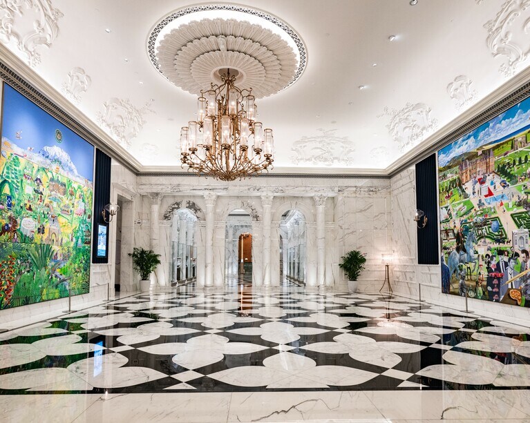 現代マカオを代表するアーティスト、コンスタンチン・ベスメルトニー氏が「グランド リスボア パレス マカオ」のために制作した2枚の大作は必見。