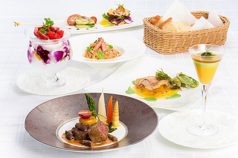 グリル料理や本格フレンチのダイニングも。