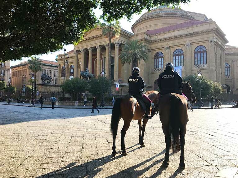 シチリアはパレルモのマッシモ劇場。イタリアで最多の客席数を誇る。