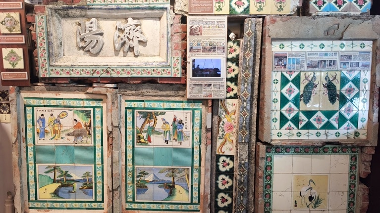 伝統家屋から取り出されたマジョリカタイル。歳月の重みが刻まれています。