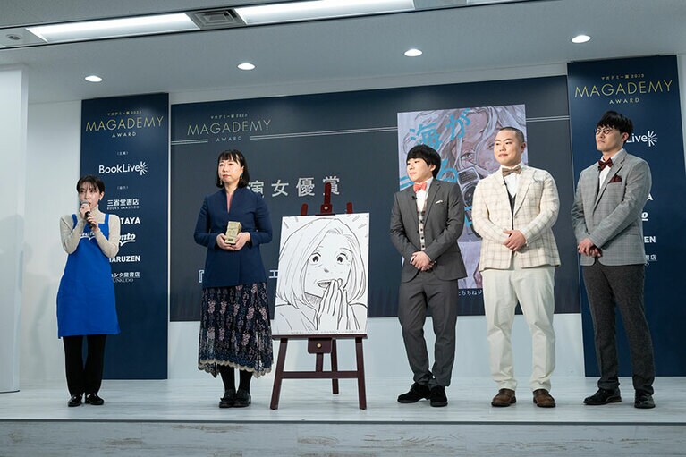 左から：honto 電⼦書籍ストアの萩野さん、秋⽥書店の⼭本侑⾥さん、ハナコ。