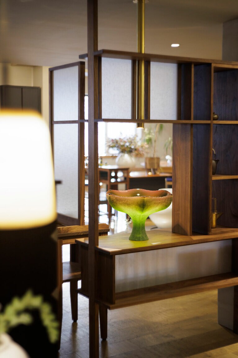 抜けのある家具を配置し、風通しのいい空間。