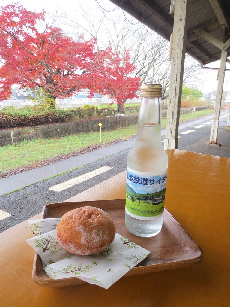 「揚げ米パン(プレーン)」150円と「北条鉄道サイダー」200円。