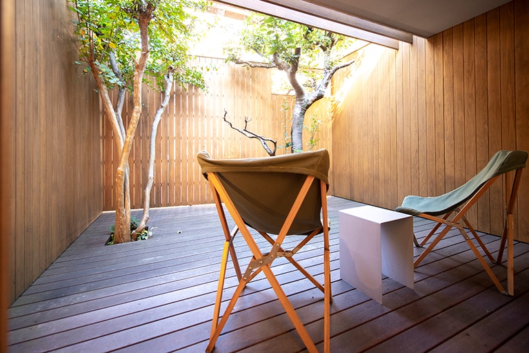 柔らかな日差しが差し込むテラス。暖かくなったらここで朝食を楽しみたい。