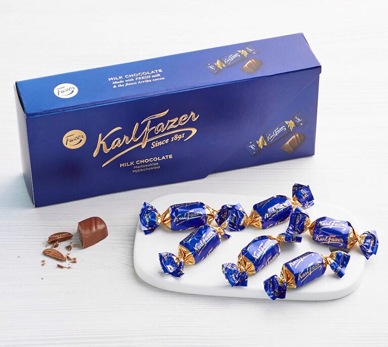 今年100周年を迎えるフィンランドの定番土産「FAZER(ファッツェル)」の一番人気商品、ミルクチョコレートボックス 1,760円。