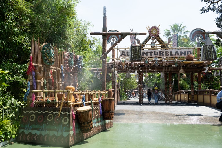 アドベンチャーランドの出入り口では、通るたびに水しぶきがかかって“びしょ濡れ”に。