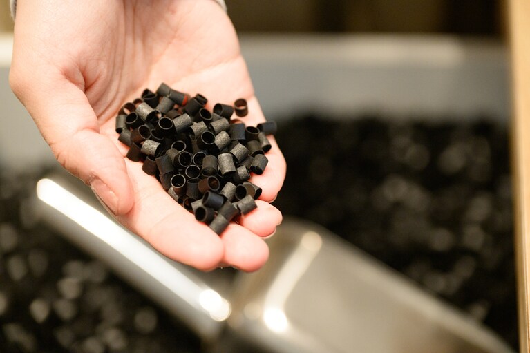 このパイプは備長炭の粉末を樹脂に練りこんだもので、弾力があります。