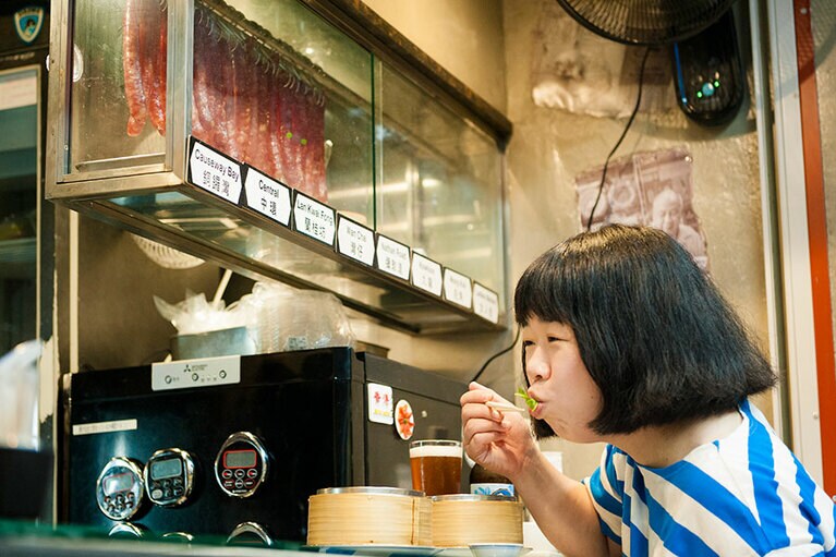 モチモチの美味しい皮とパクチーのハーモニーに感激しつつ、餃子を頬張る伊藤さん。