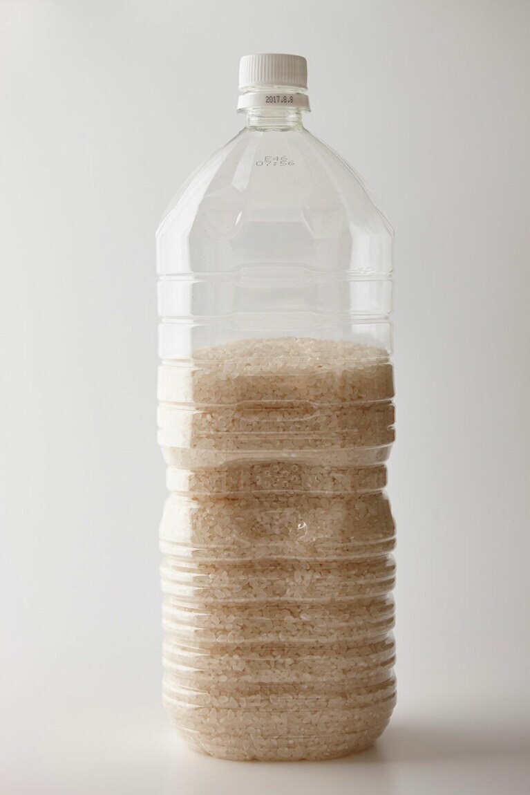 空のペットボトルは100円ショップでも購入できる。