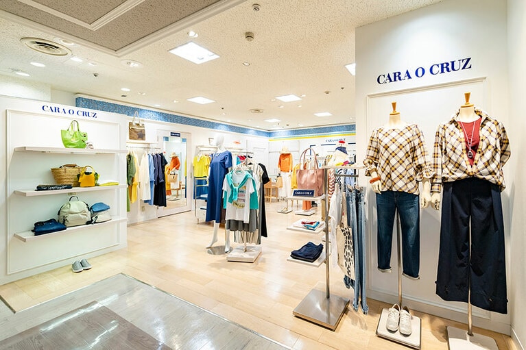 気持ちが華やぐ鮮やかな色の服に目を留めて、お客様が途切れることなく訪れる明るい雰囲気の店内。中には、親子2代、3代で来店されるファンも少なくないのだとか。