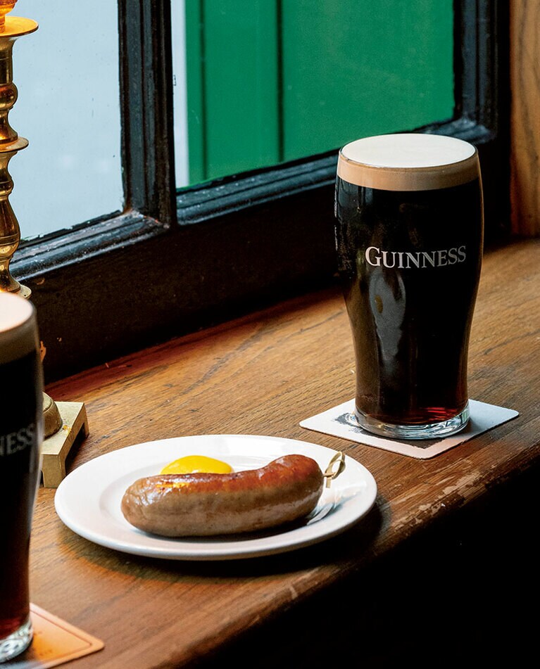 美味しい自家製ソーセージとギネスは1階のバーで。