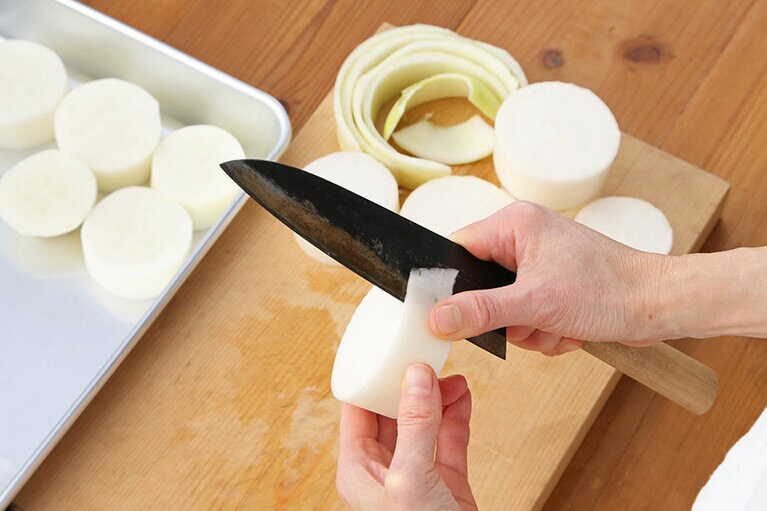 皮を厚めに向く。