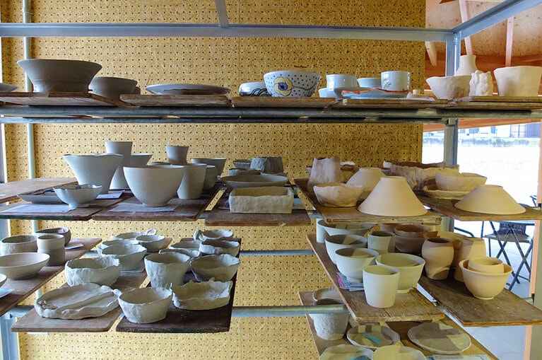 ［CERABO KUTANI］造形までしたあとは、先生が窯で焼き上げてくれ、数週間後には自宅に配送してくれます。ろくろ体験 3,300円～(送料別途)。