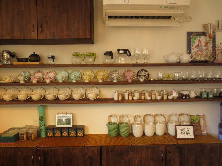 左手のバックカウンターには、バリ島産「ジェンガラケラミック」やインドネシア製「ロイヤルアルバート」のカップ＆ソーサーやポット。