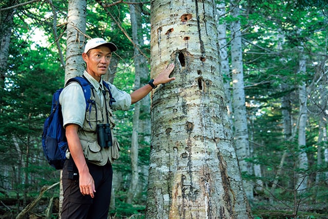 「ピッキオ知床」のガイドの山崎誠さん。海外でのネイチャーガイド経験を持ち、豊富な知識で海外のゲストにも対応。