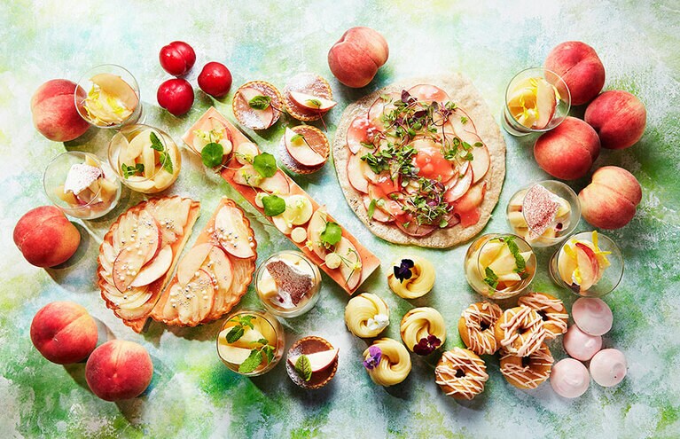 インターコンチネンタルホテル大阪「Peach Passion Chic」。今年はスタッフがテーブルまで運んでくれるスタイルでスイーツを提供。