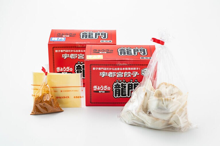ぎょうざの龍門「キムチ餃子」「スパイシー餃子」左から：スパイシー餃子 1,640円(20個、チーズ4枚、特製スパイス付き)、キムチ餃子 1,250円(20個)。※お取り寄せは冷凍でお届け／栃木県