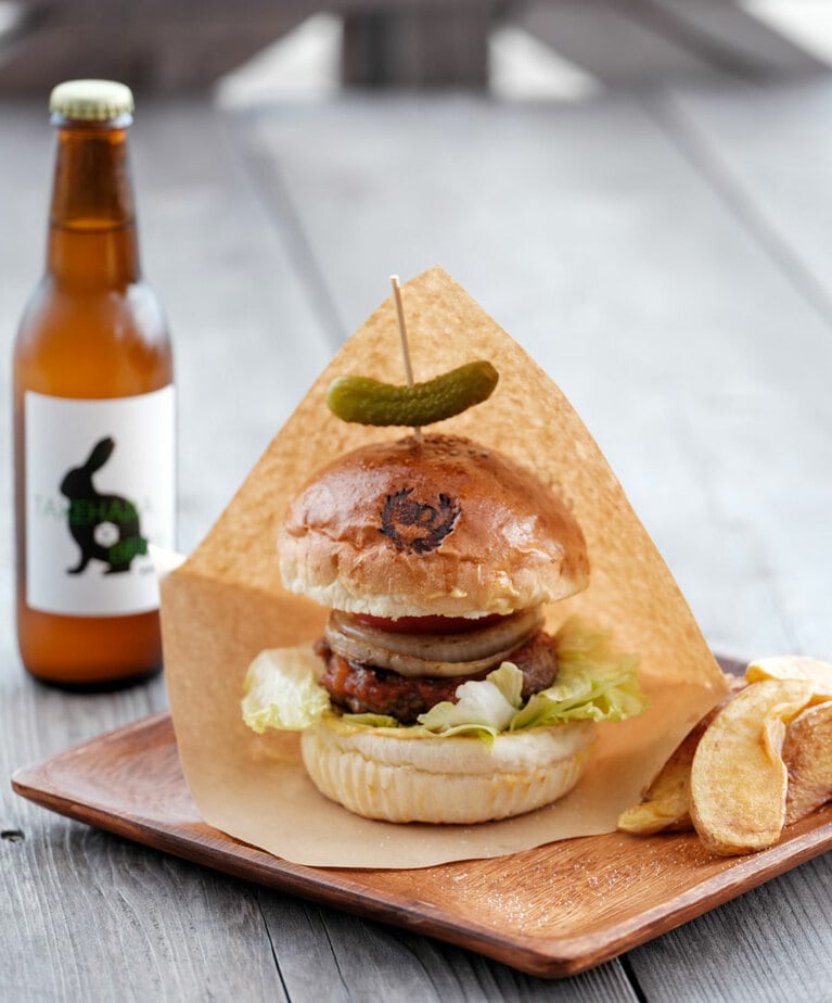 【O2】ハンバーガー950円、ビール800円。