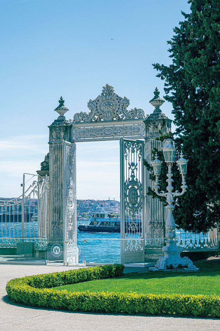 海峡に面した門。