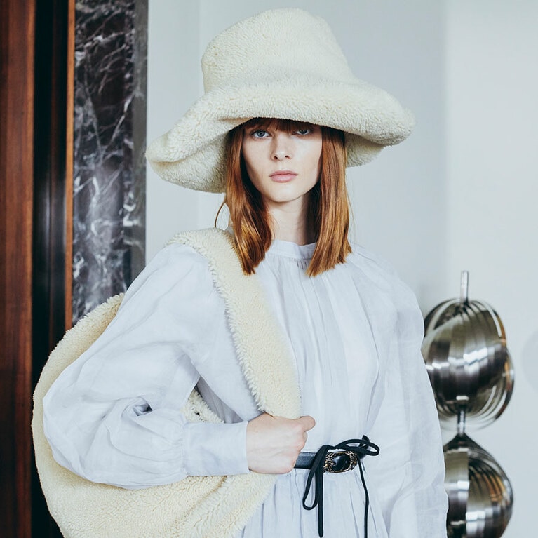 シープスキンを用いた帽子のルックは過去の時代を回想させる。