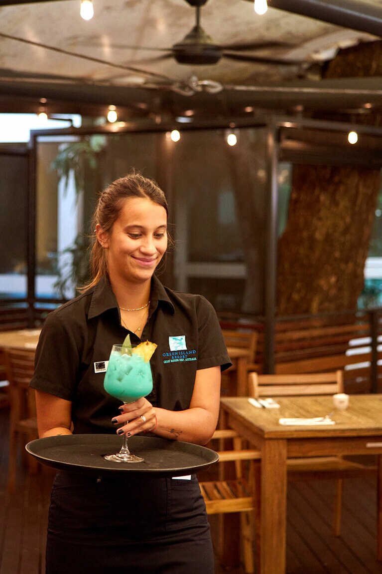 レストランではぜひカクテルを。“ブルーウォーターブリーズ” 20ドル。