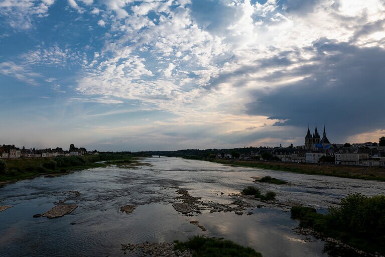 ホテルの前を流れるロワール川の優しい流れがフランスの歴史を形作ってきた。
