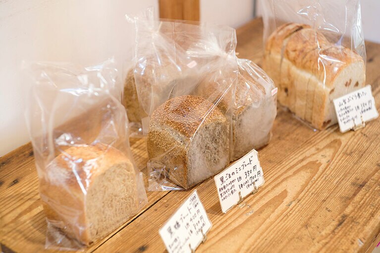 平日で約60種類、休日では約80種類ものパンを作っているのだそう。