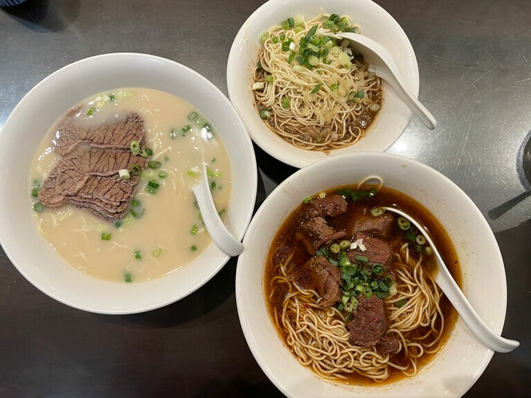 四平街にリニューアルオープンした「史記正宗牛肉麵」の注目メニュー3点。　初出：2024年11月1日