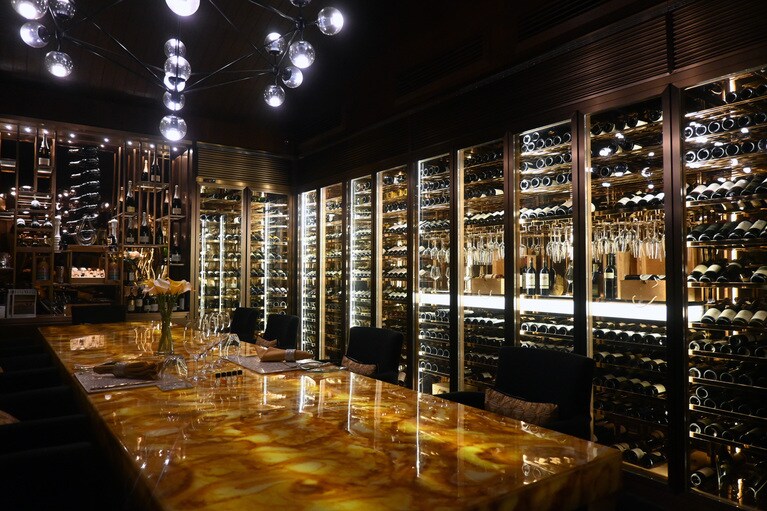 4泊以上なら、貴重なワインを揃えたワインセラーのある「オリジン」での食事も体験できます。