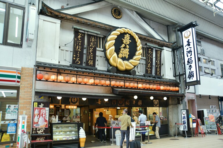 平日でも並んでいることが多いが、手際がいいので作業を見ているうち、あっという間に順番がやってくる。店内に腰かけるスペースが少しある。