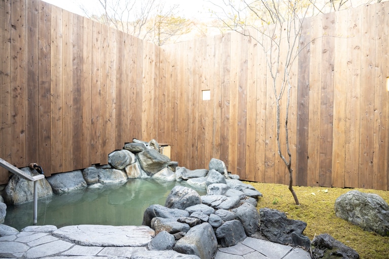 風情ある景観のなか、源泉掛け流しが楽しめる露天風呂。