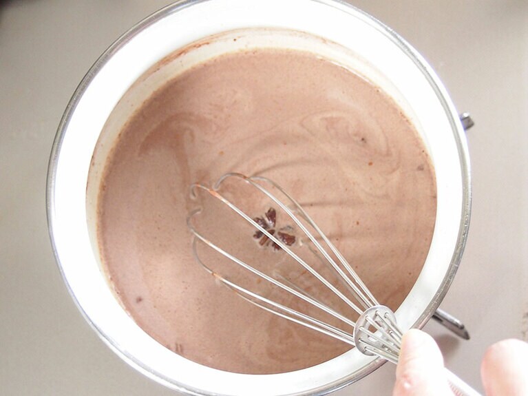 (2) ホイッパーを使って、ココアの粉っぽさがなくなるまで混ぜながら加熱します。