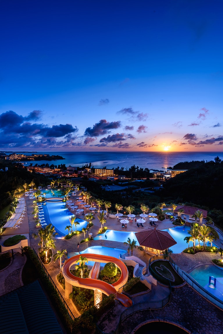 幻想的なサンセットを眺める夕暮れのリゾート。