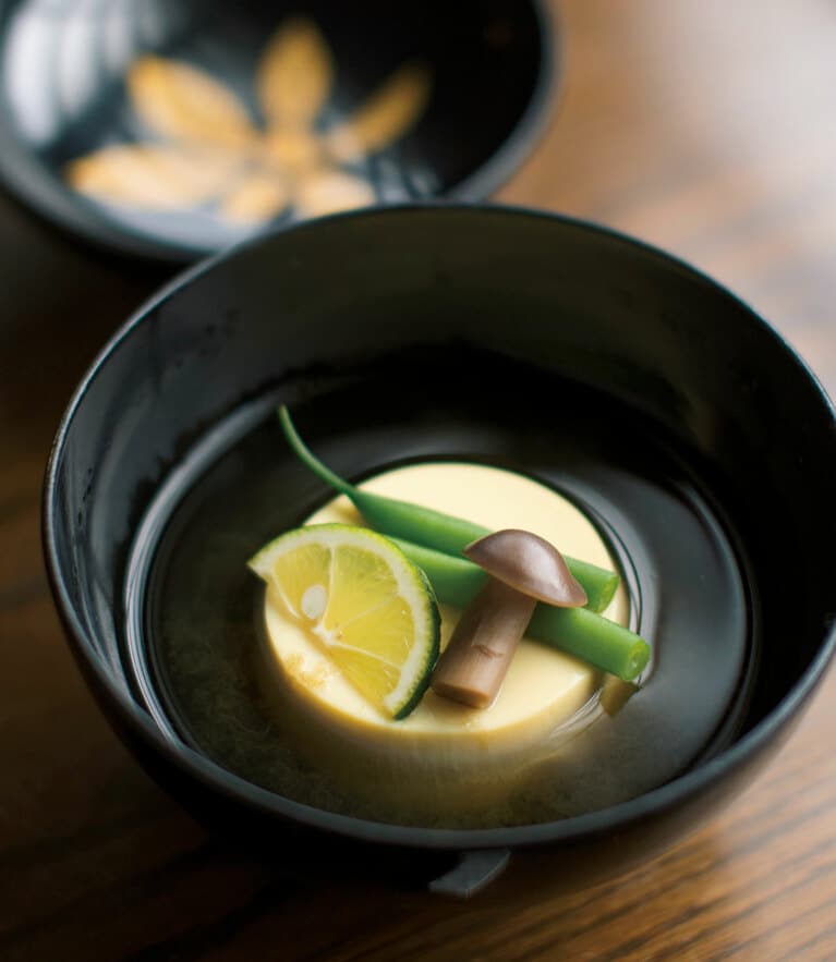 ひきたての出汁と吸口のスダチの香りが上品。椀種は月冠豆腐としめじ、インゲン、昆布雲。