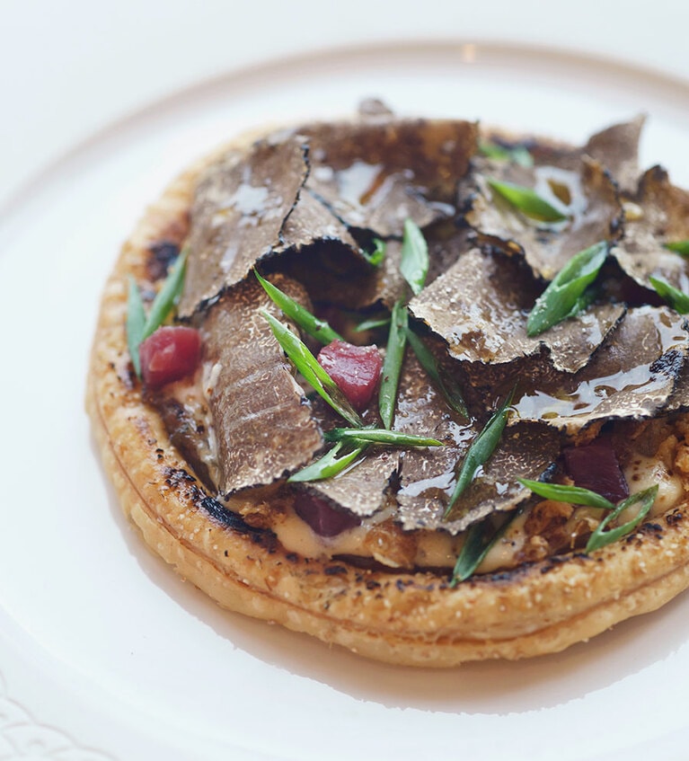 人気のフラムキッシュ風の前菜には、トリュフがたっぷり。33ユーロ。