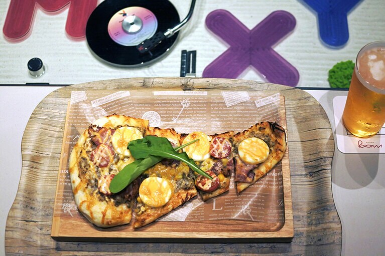 ナンを使ったフラットブレッド。生麩のチーズフォンデュも人気メニュー。