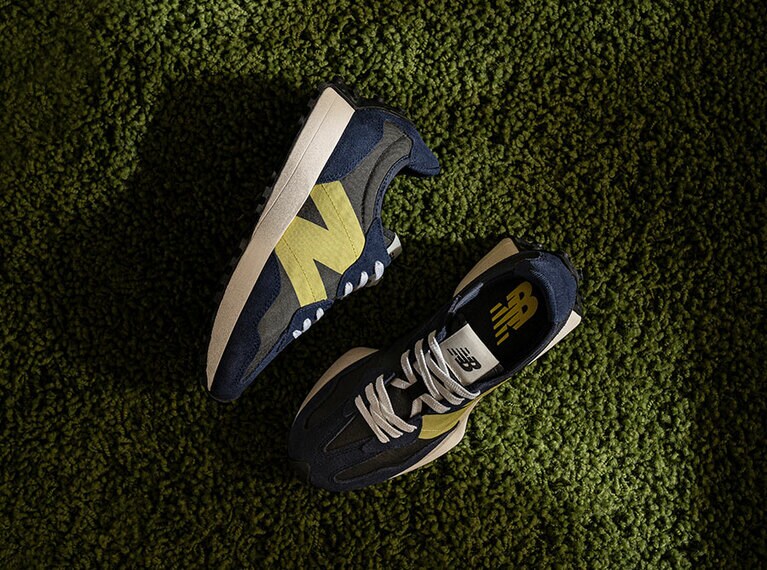 ネイビーはどんなスタイルにも合わせやすいカラーリング。327 WOMEN’S NAVY 9,900円。