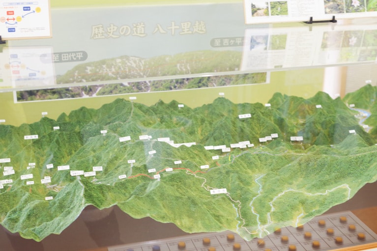 「道の駅 漢学の里しただ」にある八十里越のジオラマ。