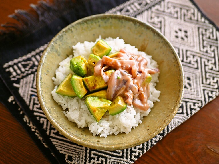焼アボカド塩辛丼。